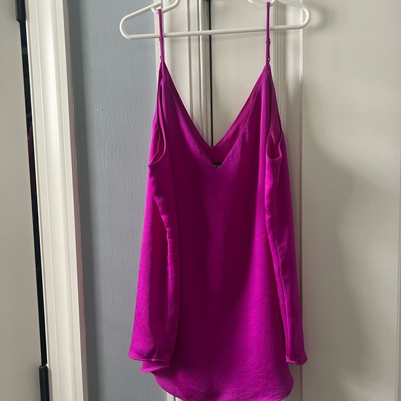 EXPRESS V-Neck Downtown Cami - Picture 5 of 9